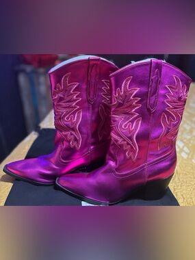 Pink Metallic Space Cowgirl Booties 🩷 NWT✨